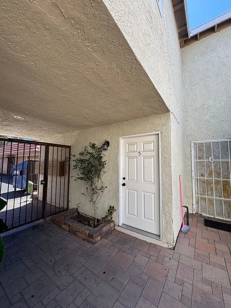 214 S Lyon St — Photo 2
