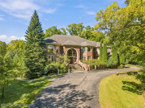 6364 Golden Ln, West Bloomfield, MI 48322