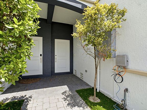 4th image of 432 SE 16th St #432