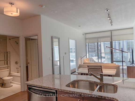 4th image of 18 Yorkville Ave #603