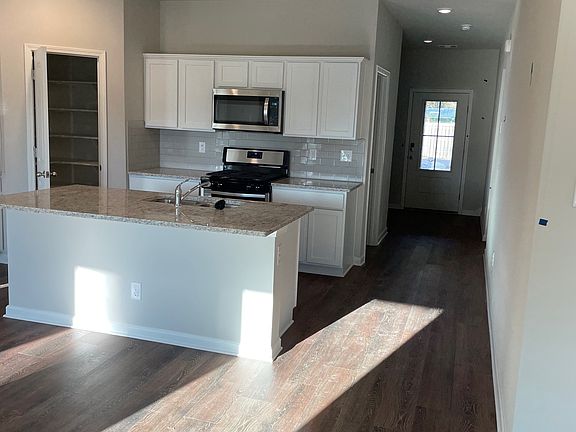 3rd image of 44048 Parker Blvd