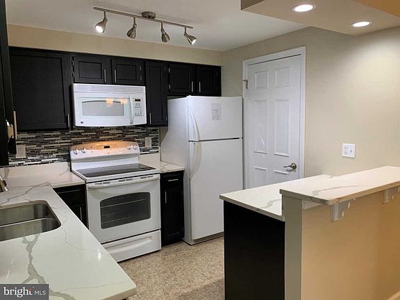 4th image of 6084 Essex House Sq