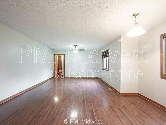 3rd image of 406 Tulip Dr