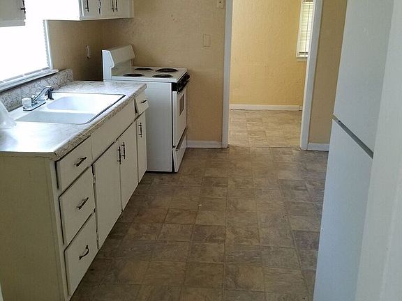 3rd image of 1612 S Harris Ave