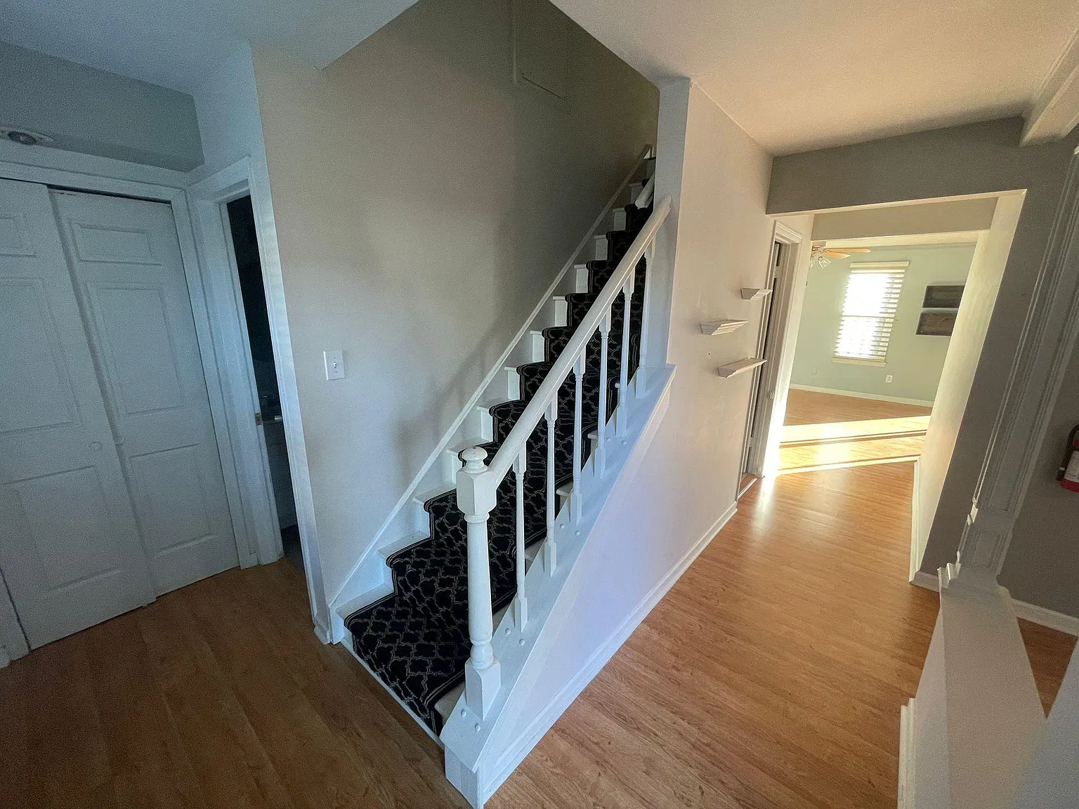 903 Mulberry Ct — Photo 2