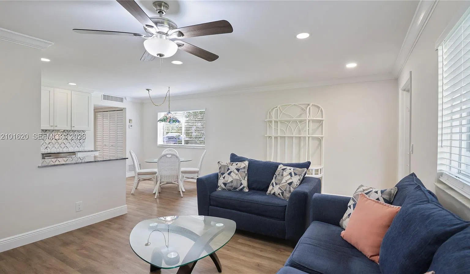 Kings Point Saxony Condos — Photo 1