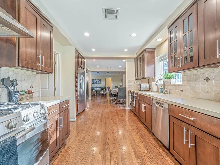 5659 Corbin Ave — Photo 29