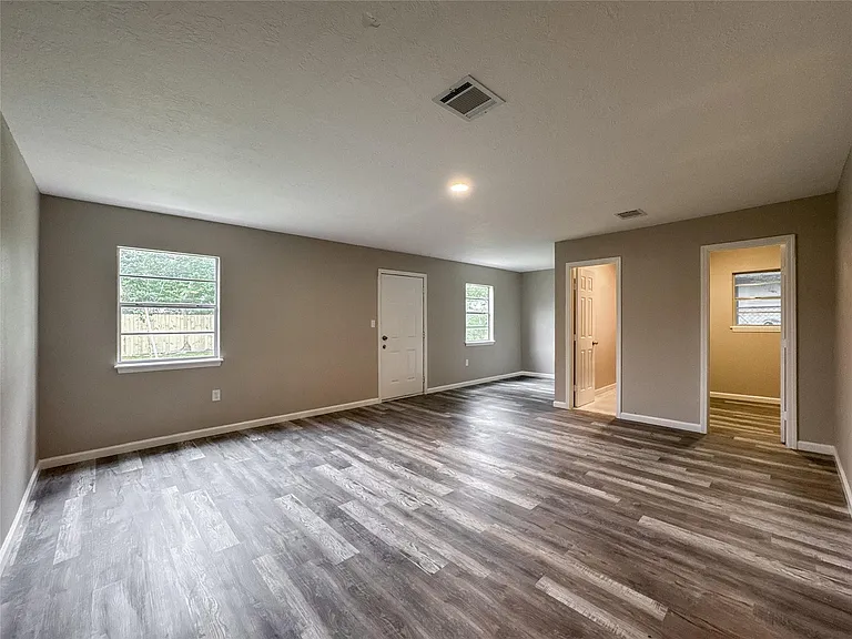 7710 Claiborne St — Photo 4