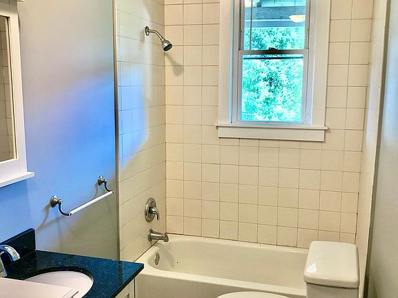 Front Living Roomli Bathroom