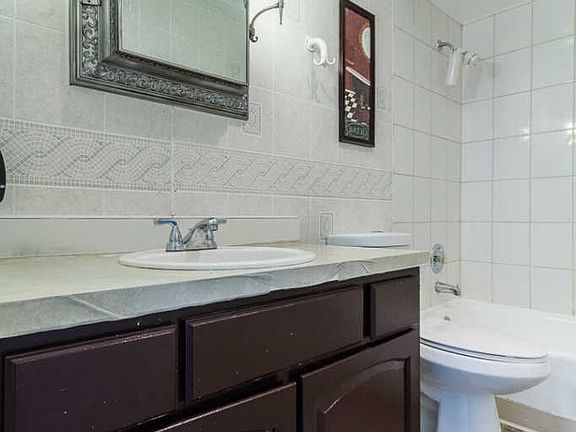 5th image of 1050 N Farnsworth Ave APT 401