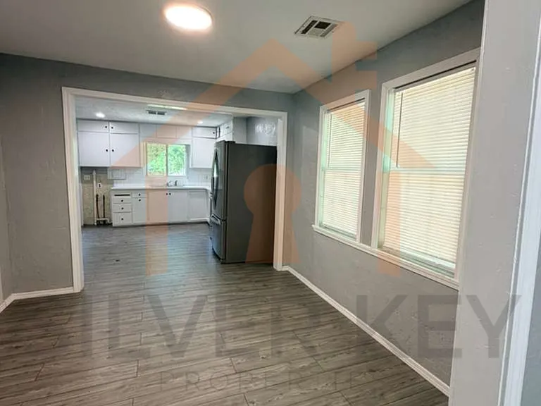1610 SW E Ave — Photo 3