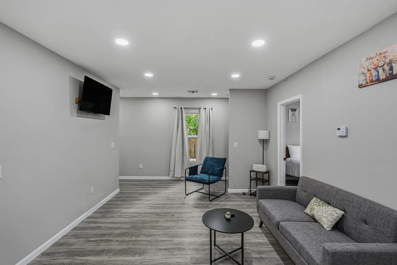 3 bed, 2.0 bath, 2949 sqft, $2,043 — Photo 2