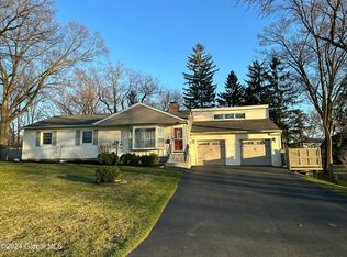 1 Timberland Dr, Loudonville, NY 12211