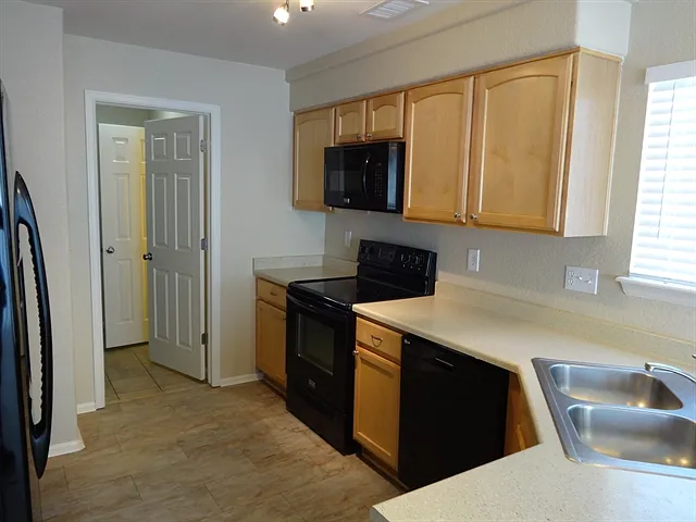 3 bed, 2.5 bath, 1845 sqft, $2,995 — Photo 3