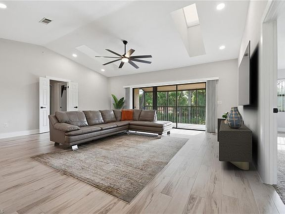 2nd image of 3207 Horse Carriage WAY #10