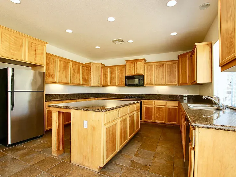 833 Round Hill Dr — Photo 8