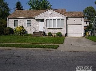 12 Hollyberry Rd, Plainview, NY 11803