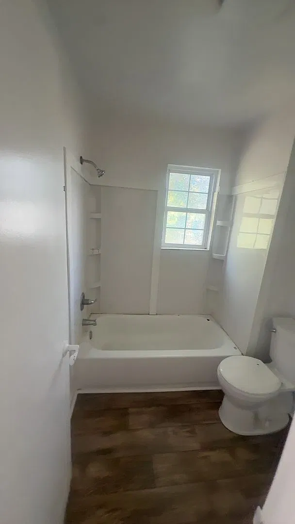 Available Now Cute 2 bedroom 1 bathroom duplex — Photo 4