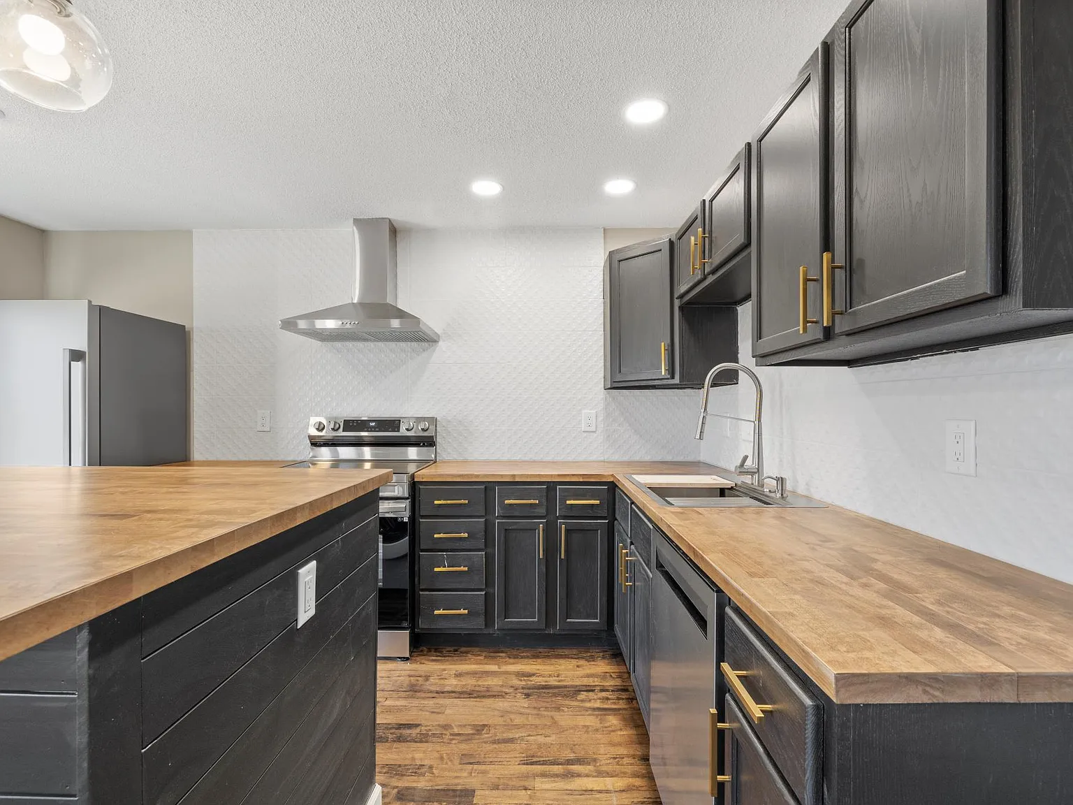 2 bed, 750 sqft, $1,200 — Photo 3