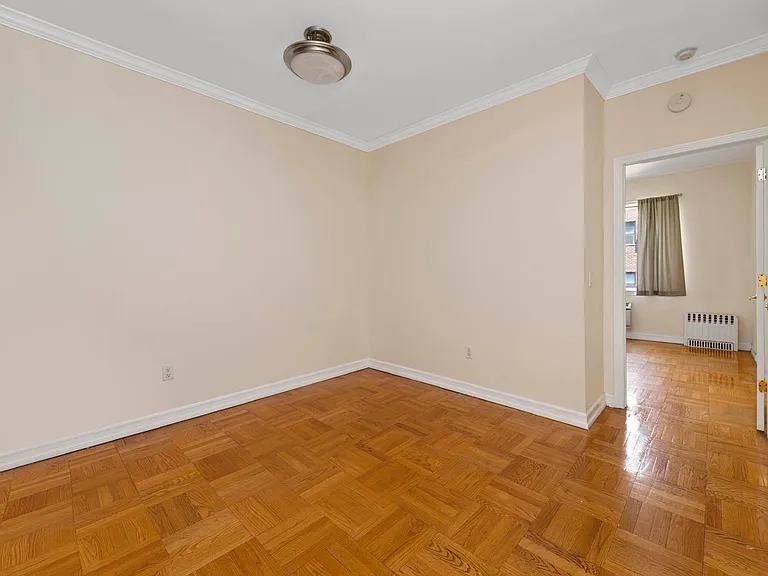335 E 54th St #2R — Photo 4