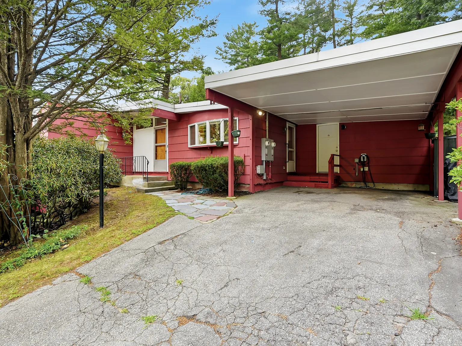 3 bed, 1.5 bath, 1895 sqft, $5,100 — Photo 2