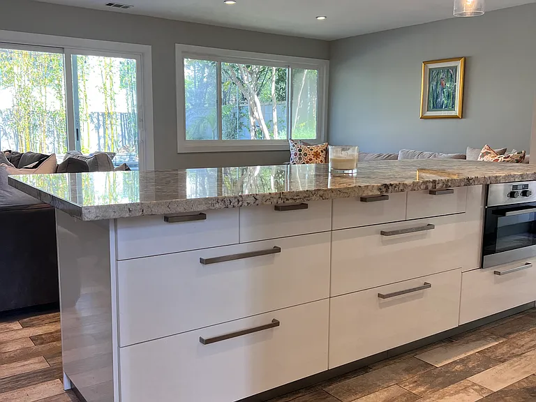 Open kitchen that opens to living room