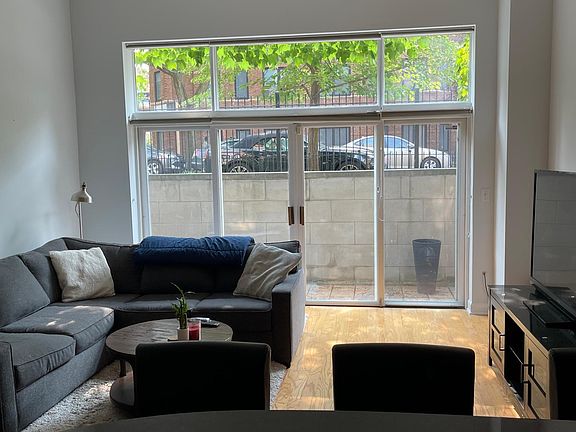 2nd image of 924 W Cornelia Ave APT 1N