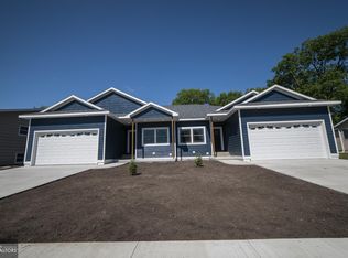 909 S 8th St, Clear Lake, IA 50428