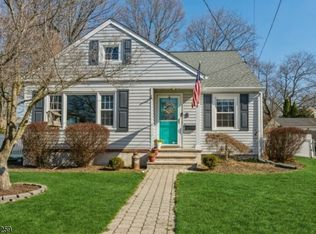 8 Holloway Pl, Morris Plains, NJ 07950