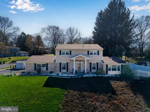 321 Lamp Post Ln, Camp Hill, PA 17011
