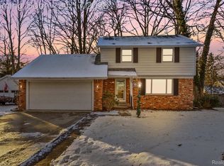 3679 Old Farm Ln, Fort Gratiot, MI 48059