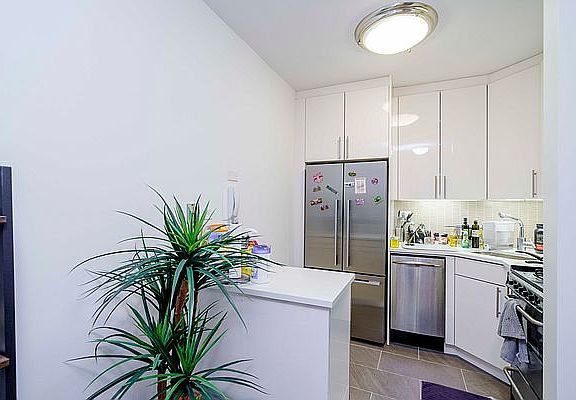 5th image of 300 E 40th St APT 30A