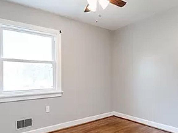 3rd image of 2303 Pineway Dr