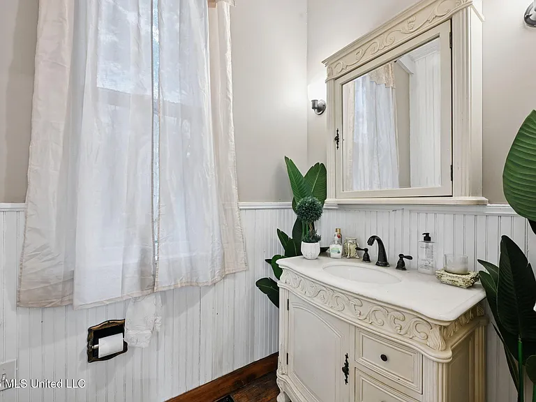 102 W Myrtle St — Photo 17