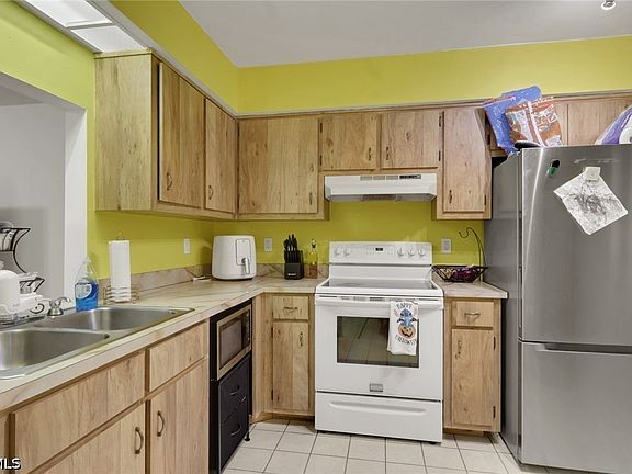 5th image of 3202 E 5th St