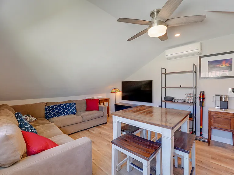 208 J Ave #A — Photo 3