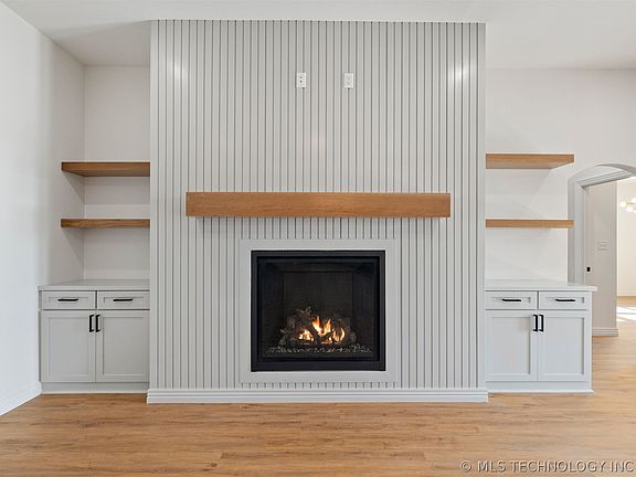 4th image of 2233 W Drake Rd