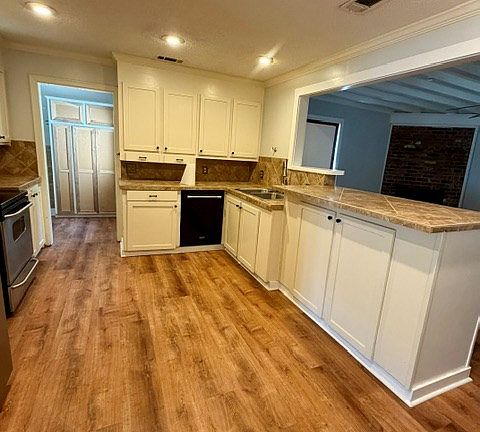 5th image of 1004 Deering St