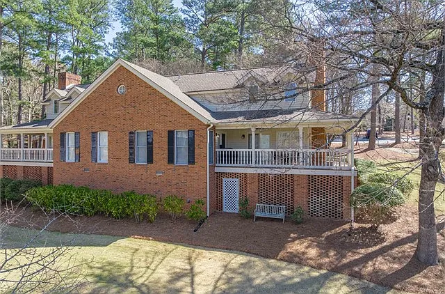 1023 Clubhouse Ln — Photo 2
