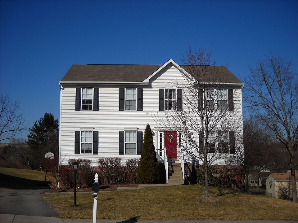 2 story Colonial on cul-de-sac