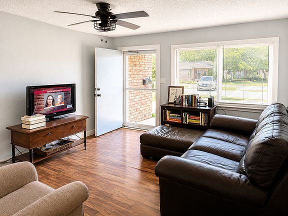 3rd image of 1002 Raleigh Cir