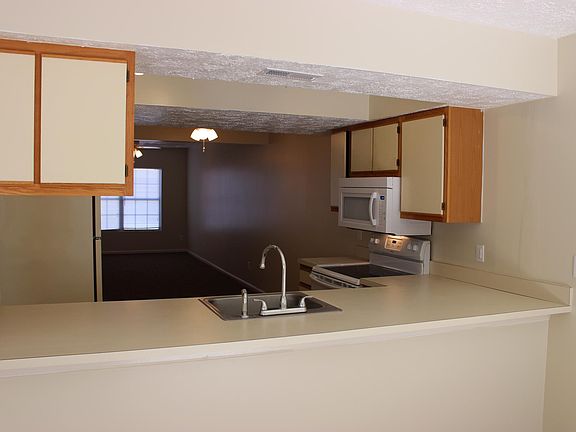 5th image of 46363 Columbus Dr