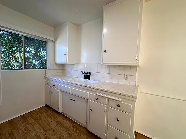 5748 Hazeltine Ave. — Photo 8