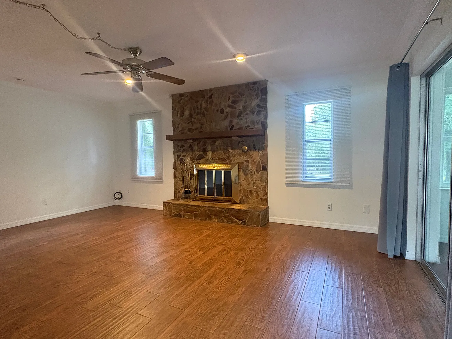 3 bed, 2.0 bath, 1596 sqft, $1,925 — Photo 3