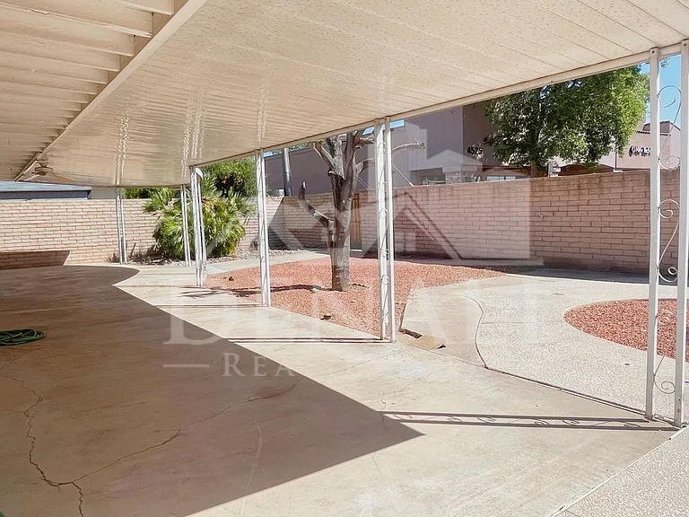 2401 E Meadowbrook Ave — Photo 32