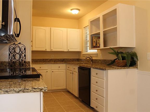 3rd image of 619 Leyenda Dr