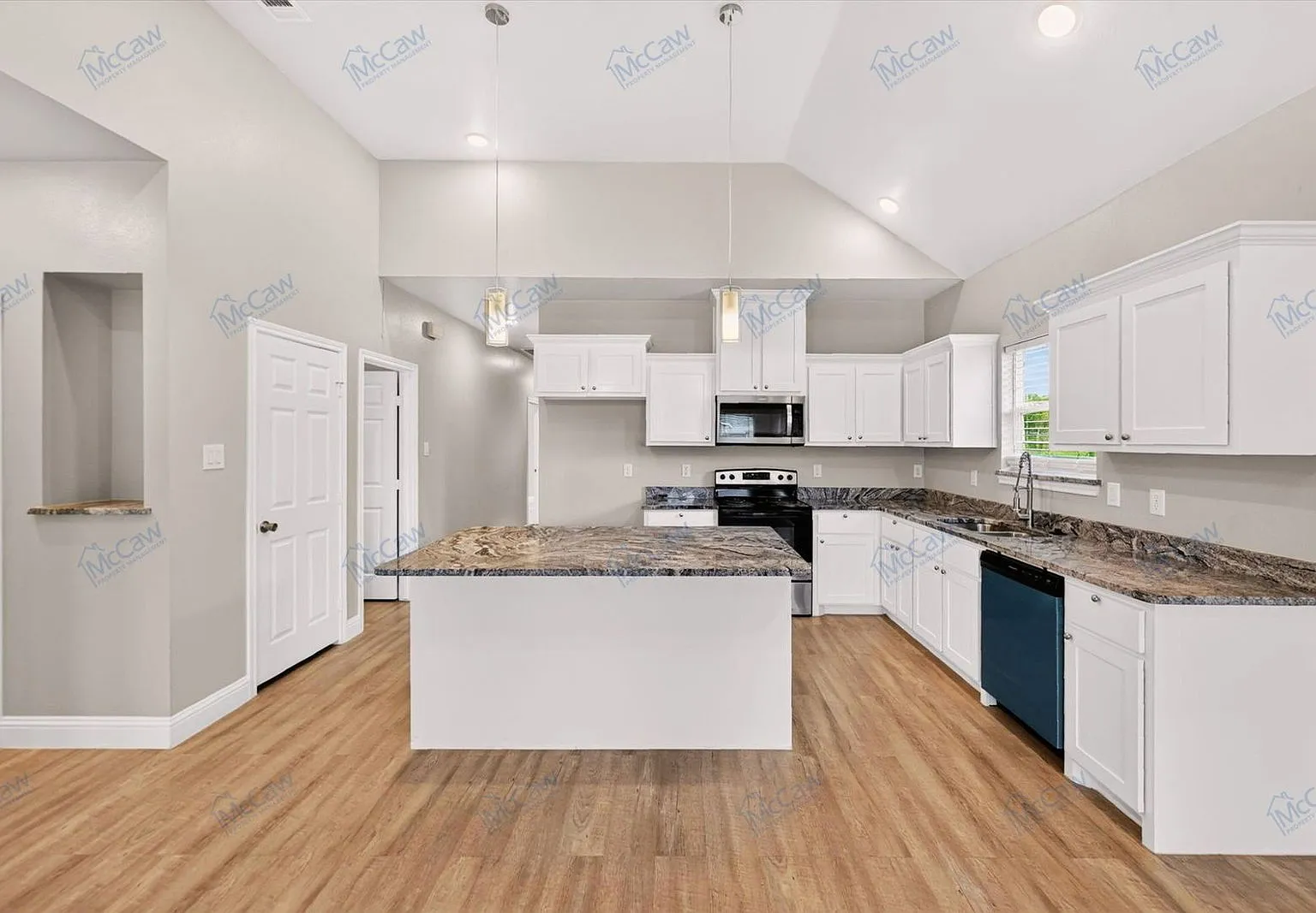 3 bed, 2.0 bath, 1355 sqft, $1,550 — Photo 3