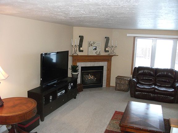 Livingroom w/Fireplace