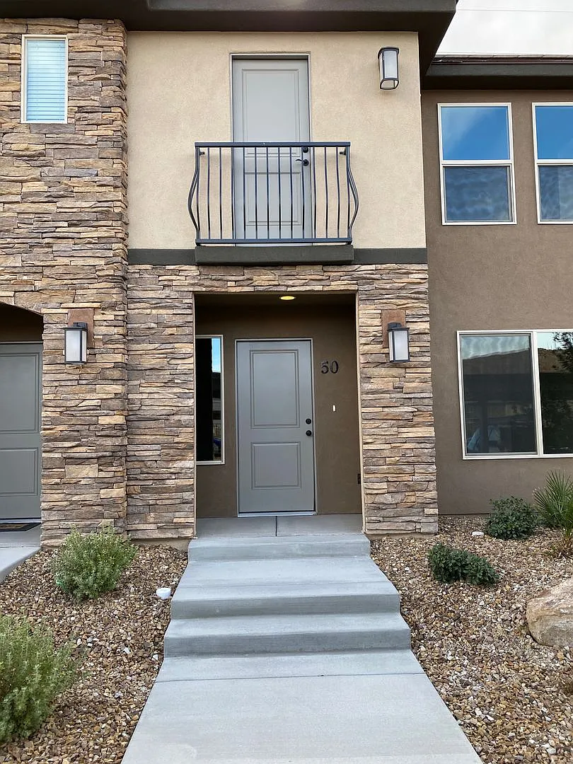 3 Bed / 2.5 bath Desert Hills Townhome with Washer/Dryer & Fridge — Photo 2