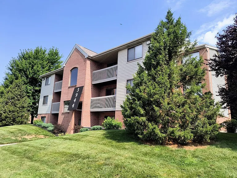 Windsor Place Apartments — Photo 30